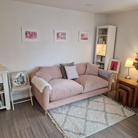 Luxury Modern Apt With Parking On Leigh Broadway Apartment Exterior photo