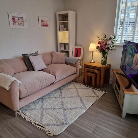 Luxury Modern Apt With Parking On Leigh Broadway Apartment Exterior photo