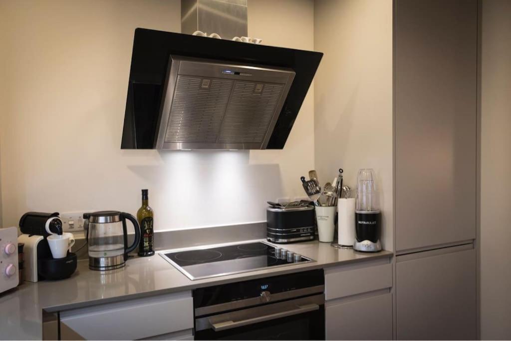 Luxury Modern Apt With Parking On Leigh Broadway Apartment Exterior photo