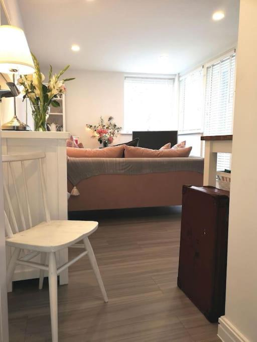 Luxury Modern Apt With Parking On Leigh Broadway Apartment Exterior photo