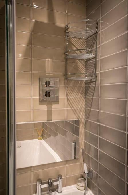 Luxury Modern Apt With Parking On Leigh Broadway Apartment Exterior photo