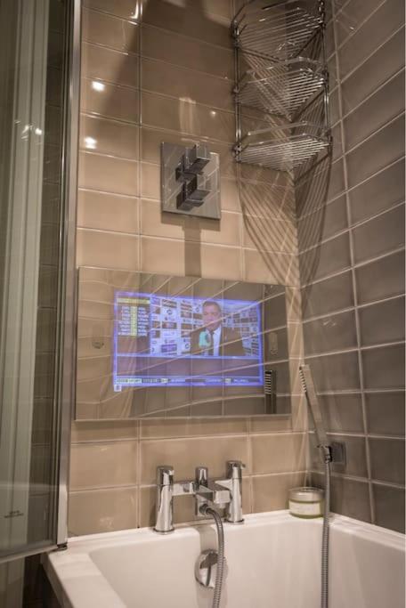 Luxury Modern Apt With Parking On Leigh Broadway Apartment Exterior photo