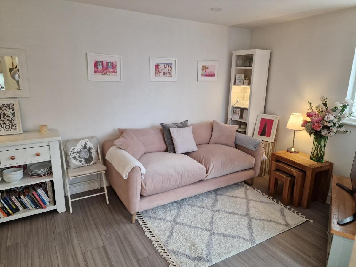 Luxury Modern Apt With Parking On Leigh Broadway Apartment Exterior photo