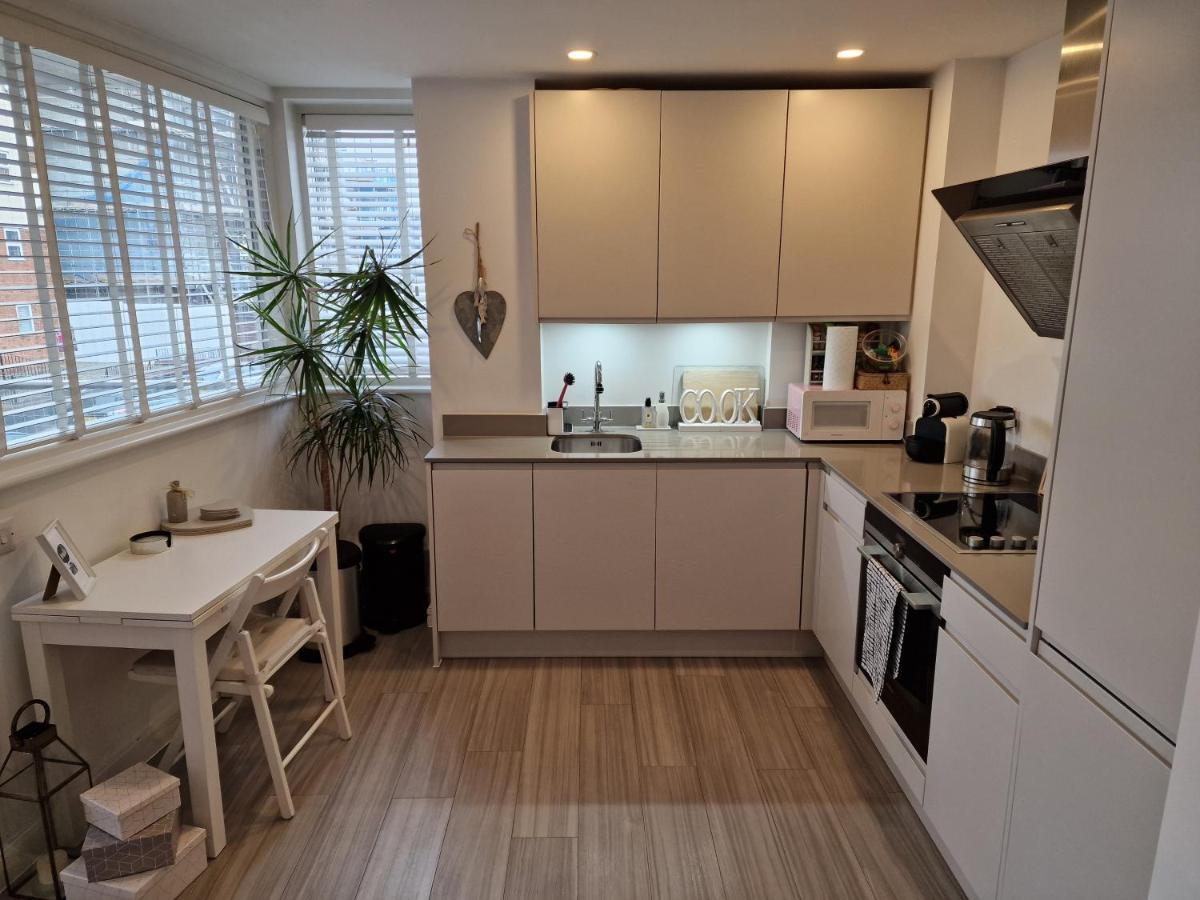 Luxury Modern Apt With Parking On Leigh Broadway Apartment Exterior photo