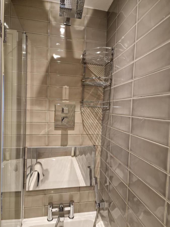 Luxury Modern Apt With Parking On Leigh Broadway Apartment Exterior photo